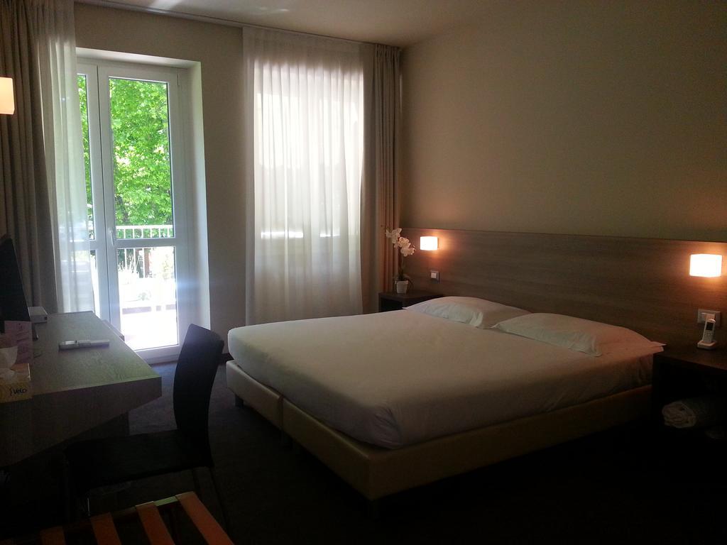 Hll Hotel Lungolago Lecco-Como Lake Exterior foto